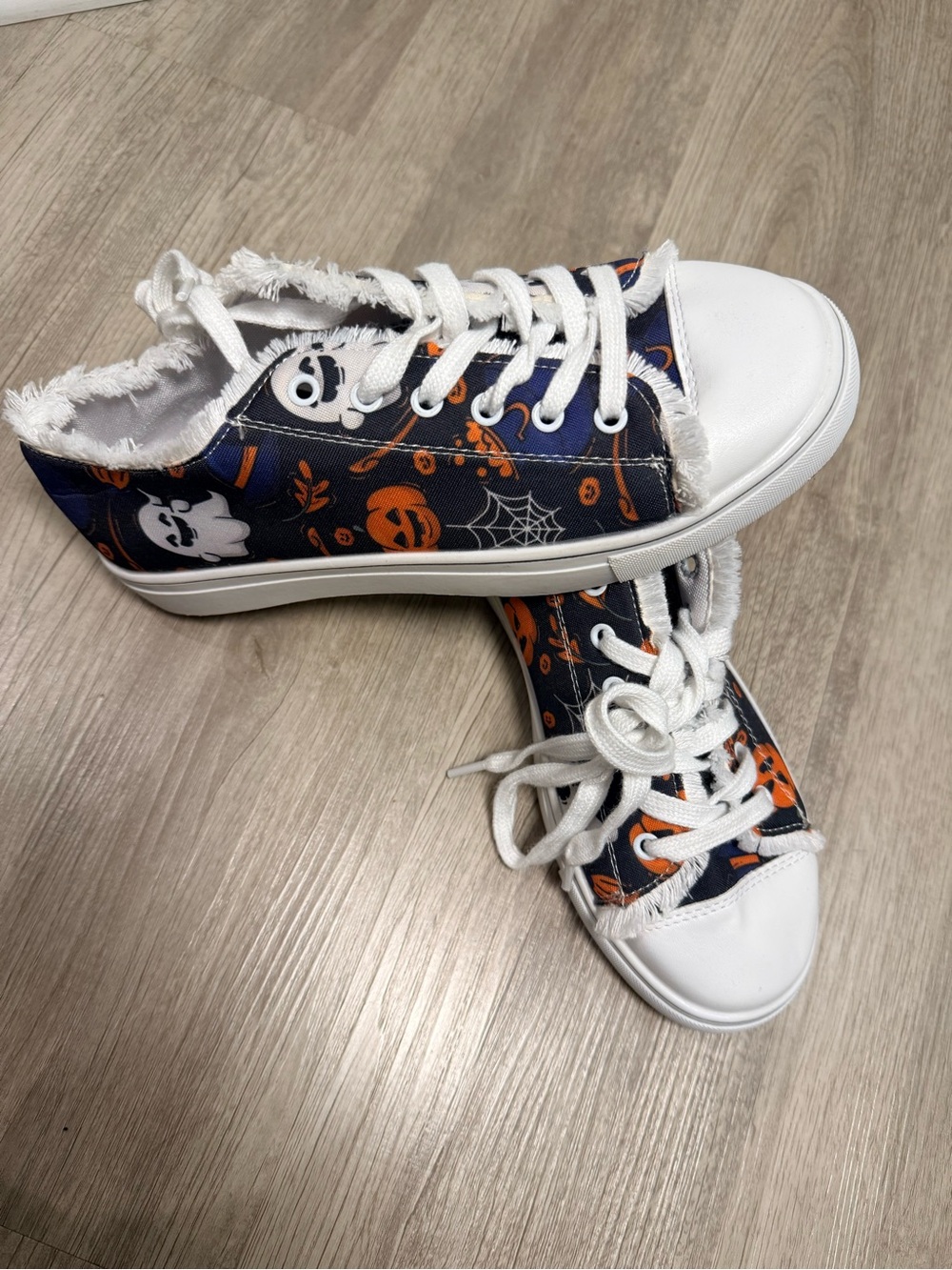 Women’s Halloween Print Low-Top Canvas Sneakers - black & Orange 8.5